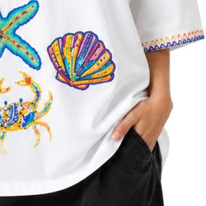 เสื้อยืดโอเวอร์ไซส์สีขาวลายกราฟิกผู้หญิง พิมพ์ลายมหาสมุทรสีสันสดใส เสื้อผ้าลำลองสไตล์สตรีทแวร์ ผ้าฝ้าย ใส่สบายสำหรับฤดูร้อน ทรงหลวม รับผลิตตามแบบ OEM ODM ขายส่ง - Product Image 6