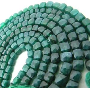 Perles en onyx vert naturel, forme cube, facettées, 6-8 mm, brin de 8 pouces de long - Product Image 3