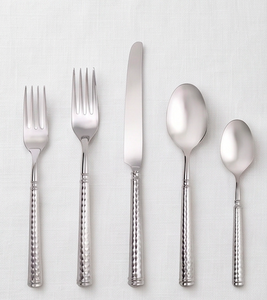 Ensemble de couverts en acier inoxydable avec manche martelé, finition miroir, compatible lave-vaisselle, design minimaliste pour événements de mariage - Product Image 1