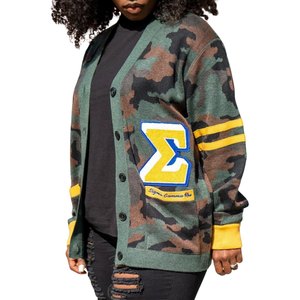 Cárdigan de Camuflaje Sigma Gamma Rho para Mujer, Suéter con Botones, Chenilla, Letras Griegas, Rayas Azules y Doradas en las Mangas, Estilo Casual - Product Image 2