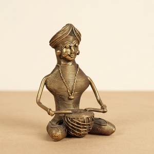 Figurine artisanale en laiton Dhokra représentant un musicien tribal, sculpture métallique indienne, art populaire traditionnel, décoration d'intérieur - Product Image 1