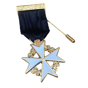 Paquete de Regalia Masónica de la Orden de Malta con Túnica, Manto, Gorro, Cuello, Guantes, Cinturón y Accesorios - Product Image 4