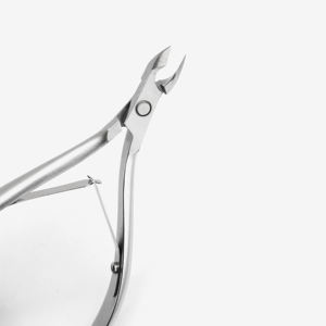 Pince à cuticules professionnelle Vina VNC-04 en acier inoxydable à mâchoires biseautées pour l'élimination des cuticules incurvées des doigts avec une coupe propre et contrôlée - Product Image 1