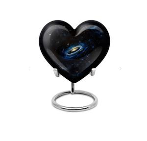 Urne funéraire miniature décorative en métal bleu en forme de cœur, pour cendres humaines d'adulte, avec motif de voiture de course sur la plage. - Product Image 3