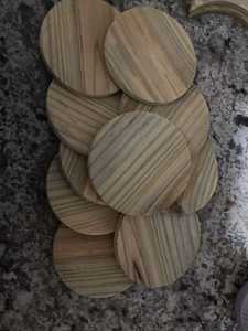Sous-verres en bois faits à la main durables et éco-responsables, forme ronde classique, bois d'acacia et de manguier, pour la cuisine - Product Image 1