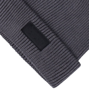 Bonnet tricoté unisexe personnalisé avec logo, gris côtelé en acrylique, style bonnet de pêcheur à revers avec patch en cuir noir - Product Image 4