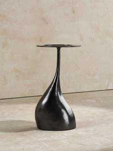 Mesa auxiliar industrial de metal inspirada en la estética del loft, con un encanto robusto y un soporte fuerte para uso diario. - Product Image 2