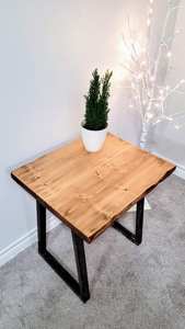 Mesa Auxiliar Moderna de Madera Sólida con Acabado Natural y Patas Metálicas para Decoración de Interiores Contemporáneos - Product Image 2