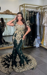 Hermoso y elegante vestido Fergani de seda verde bordado hasta el suelo para mujer, con cola y corte ajustado. - Product Image 3