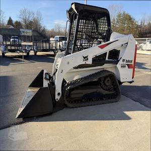 Cargadora compacta Bobcat S450 de alta calidad, diseñada para la eficiencia en la construcción, con control fácil y construcción duradera. - Product Image 1