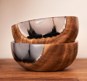 Bol élégant en résine époxy et bois, alliant la beauté du bois naturel et l'art de la résine, pour servir et présenter. - Product Image 4