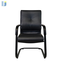 Chaise de conférence exécutive ergonomique moderne à dossier mi-haut en cuir, accoudoirs fixes, base en acier noir thermolaqué