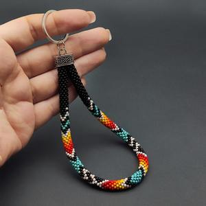 Porte-clés de poignet fait main en perles d'imitation pour femme, motif tendance noir, blanc, rouge, jaune, turquoise, orange, avec anneau en argent - Product Image 6