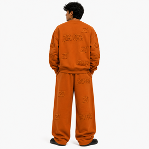 Ensemble de survêtement personnalisé gaufré 2 pièces pour homme – Sweat-shirt col rond orange et pantalon ample à jambes larges avec poches latérales en molleton de coton – Style streetwear - Product Image 2