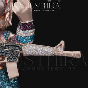 จี้การ์ตูนมอยส์ซาไนต์แบบกำหนดเอง จี้ 3 มิติสีเงิน จี้ชัคกี้เคลือบเงา ผ่านการทดสอบเพชร เครื่องประดับแร็ปเปอร์ - Product Image 3