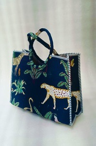 Sac fourre-tout matelassé Jaipuri en coton, grand sac à bandoulière pour voyage et plage - Product Image 2