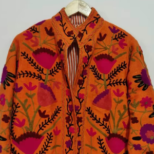 เสื้อแจ็คเก็ตปักมือซูซานีคุณภาพดีเยี่ยม แบบสั้น ผ้าควิลท์คันธา สไตล์วินเทจ ของขวัญสำหรับเธอ - Product Image 1