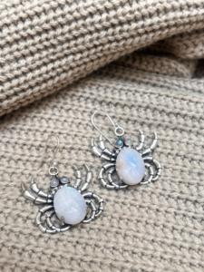 ต่างหูมูนสโตนรูปแมงมุม สไตล์โกธิคสำหรับผู้หญิง ทำจากทองเหลืองเคลือบเงินออกซิไดซ์ ลายสัตว์ [ขายส่ง/OEM/ODM] - Product Image 3