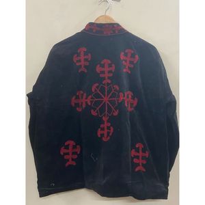 Veste en velours noir pour femme, col rabattu, broderie géométrique rouge, ouverte sur le devant, manches longues - Product Image 2