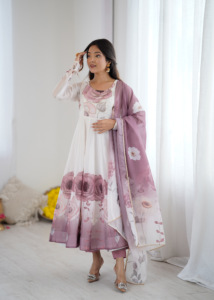 Vestido Anarkali de organza de seda estampada con elegante trabajo artesanal de Jari, falda de cuatro metros con corte Kali, conjunto de pantalón y dupatta de encaje Gota Patti. - Product Image 1