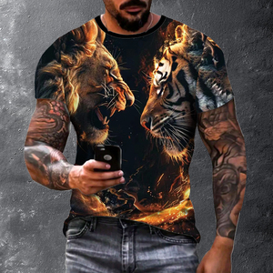 Camiseta de Sublimación 3D con Diseño de Batalla de Tigre vs León - Estampado Artístico de Animales para Hombre - Estilo Urbano con Gráfico de Fuego - "El Poder del León" - Product Image 3