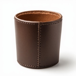 Mini-jardinière en cuir de designer haut de gamme, conçue pour les intérieurs résidentiels modernes, avec des détails faits à la main et un élément végétal élégant - Product Image 1