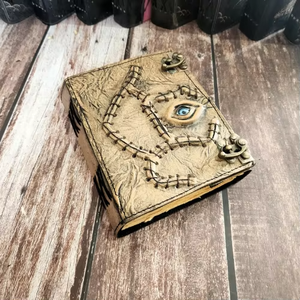 Carnet en cuir vintage classique Hocus Pocus, livre de sorts œil maléfique, fait main, décoration religieuse Halloween, artisanat sorcière, en cuir de vache et alliage - Product Image 1