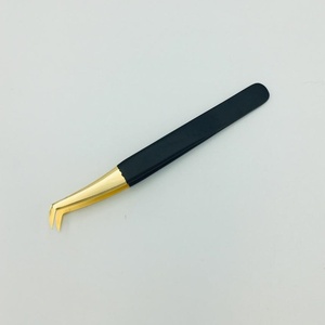 Pince à cils RMI en acier inoxydable avec pointe en plasma doré, revêtement noir, 10 mm, poignée lisse, pointe volume à 45 degrés - Product Image 2