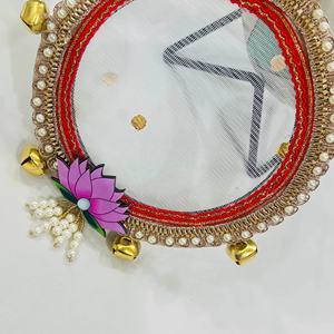 Cernillas Karwa Chauth decoradas, bellamente hechas a mano, con bordes intrincados de encaje dorado y perlas, campanas doradas y ghungroo. - Product Image 1