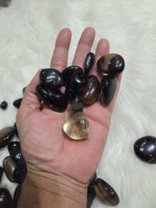 Pierres roulées en quartz fumé naturel de qualité supérieure pour la décoration, le Feng Shui, le Reiki, la méditation, en gros. - Product Image 3