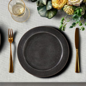 Plaque de charge en métal de style moderne avec finition antique noire Plaque de charge en métal au design martelé pour la restauration hôtelière à domicile - Product Image 3