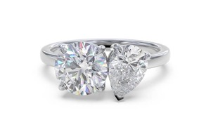 Bague Toi et Moi élégante à deux pierres, taille ronde et poire, avec diamant de laboratoire de 0,80 ct en platine - Product Image 3