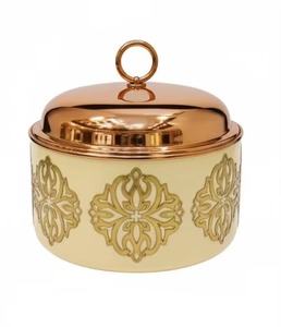 Casserole moderne en céramique de couleur crème avec revêtement antiadhésif et couvercle métallique finition dorée - Product Image 1