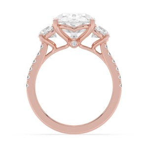 Magnifique bague à trois pierres en or rose 10K avec diamant de laboratoire taille ovale et accents demi-lune 6.30 CTW - Product Image 2