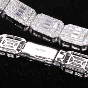 Bracelet de luxe en moissanite à maillons carrés, style tennis, entièrement pavé de baguettes en grappe, finition argentée, bijou de caractère - Product Image 1