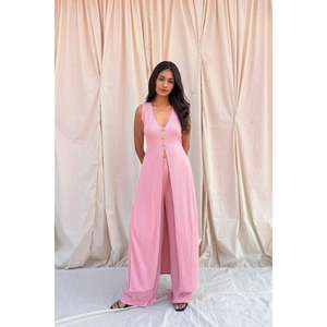 ชุดเซ็ตสีชมพูสำหรับผู้หญิง เสื้อครอปแขนกุดแบบเปิดด้านหน้า พร้อมกางเกงขายาวทรงกว้าง สไตล์หรูหรา เหมาะสำหรับงานปาร์ตี้และสวมใส่ลำลอง - Product Image 1