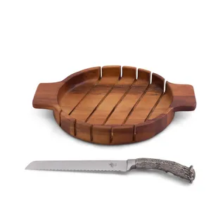 Planche à découper artisanale haut de gamme en bois massif, design robuste, avec poignée ergonomique pour une utilisation facile - Product Image 1