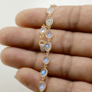 กำไลข้อมือทองคำแท้ 18K สีเหลืองทอง ประดับด้วยมูนสโตนรูปไข่สีรุ้งธรรมชาติ พร้อมตัวล็อกแบบ Bezel Set ดีไซน์เรียบหรู จาก Memoria Jewels ขายส่ง - Product Image 5