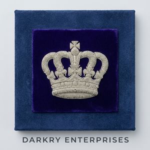 Insignias bordadas personalizadas de alambre de plata, hechas a mano, de terciopelo morado, para regalia masónica, con emblema de corona, fabricante de parches - Product Image 1