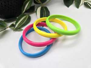 Bracelet manchette en résine solide fait main, empilable, fin, rond, tubulaire, couleur néon bonbon, bijoux pour femme - Product Image 1