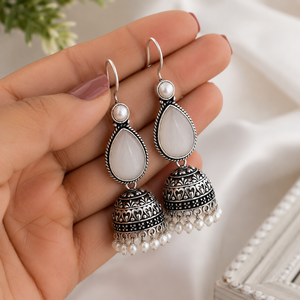 Pendientes de Araña Vintage de Latón Plateado con Perlas de Imitación y Piedra Monalisa, Diseño Indio Hecho a Mano para Fiestas y Eventos de Mujer - Product Image 5