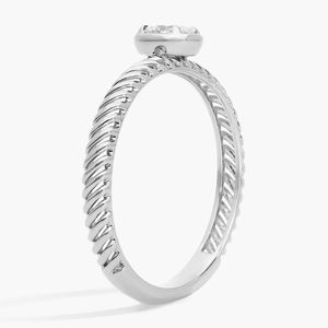 Anillo de Oro Blanco con Diamante Solitario en Forma de Cuerda y Diamante Ovalado Cultivado en Laboratorio de 0.2 CTW - Product Image 2