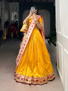 Traje Tradicional Indio de Seda con Trabajo de Tejido, Lehenga Choli con Diseño Paithani y Dupatta Elegante a Bajo Precio - Product Image 3