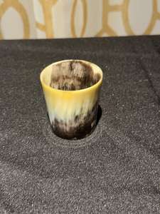 Vaso de Chupito de Cerámica Vintage, Diseño Marmoleado Amarillo Marrón, Recipiente Duradero para Cerveza, Vajilla para Fiestas y Cócteles - Product Image 1