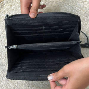 Cartera de mano de cuero vacuno premium con diseño floral a cuadros y grabado, con cremallera y múltiples ranuras para tarjetas para mujer - Product Image 6