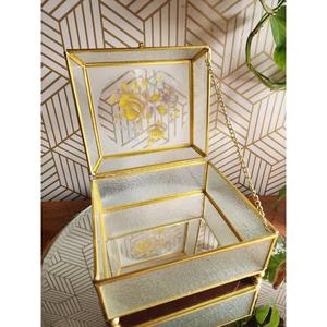 El marco metálico aporta un toque industrial discreto a su encanto lujoso, con un almacenamiento refinado que mejora tanto la organización como la decoración. - Product Image 1