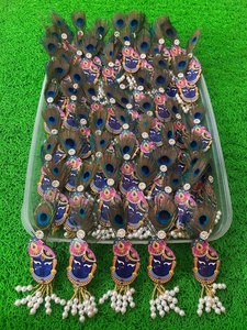 Elegante Juego de Adornos Étnicos Hechos a Mano con Plumas de Pavo Real y Temática de Krishna para Regalos Festivos, Recuerdos de Boda y Decoración para Pooja - Product Image 2