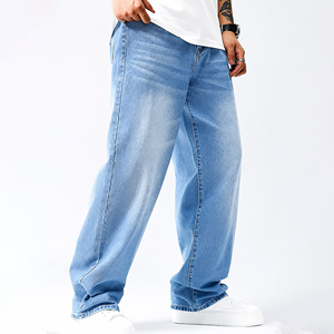 Experimente la comodidad durante todo el día con estos jeans de mezclilla de lavado claro y corte relajado para hombre: diseñados para moverse a su ritmo y realzar cada atuendo. - Product Image 1