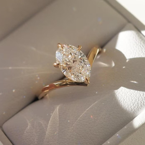 Anillo de Compromiso de Moissanita con Corte Marquesa, Anillo Solitario con Banda de Oro Trenzado, Anillo de Promesa Elegante y Minimalista para Mujer, Único - Product Image 1