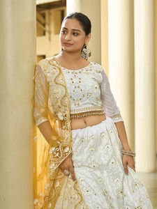 Ensemble Lehenga Choli pour femme en Georgette blanc et jaune moutarde, avec broderies Zari, fils et miroirs, et dupatta en résille lourdement brodée, W - Product Image 3